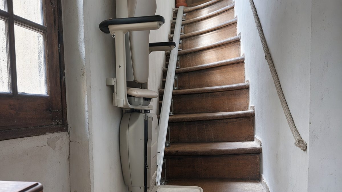 Monte-escalier debout avec appui-fesses dans un escalier étroit